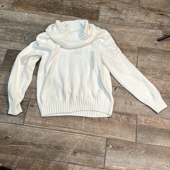 Sweater​​ - Picture 2 of 5